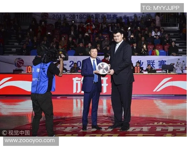 姚明荣获殊荣盛典现场亲自颁奖展现篮球巨星风范与魅力 姚明荣获殊荣盛典现场亲自颁奖展现篮球巨星风范与魅力